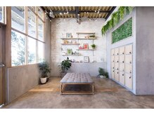 ヘアアンドメイク アース 入間店(HAIR&MAKE EARTH)の雰囲気（これが待合の様子です）