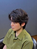 ビーダンディー(Bee dandy) ビジネスショートウルフ デザインカールパーマ センターパート