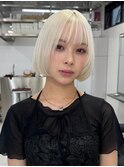10135耳かけボブ金髪くすみベーベージュ内巻きシャギーボブ