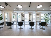 タヤ 熊本光の森店(TAYA)の雰囲気（清潔感と開放感を備えた店内。間隔が広めに取ってあるのも嬉しい）