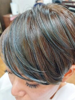 白髪を隠すのではなく、楽しむグレイカラー☆髪の悩みを解決しながら、艶やかで上品な色味を実現◎