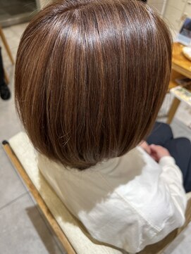 ミト(mito) 白髪ぼかしハイライト×丸みボブ