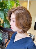 根元から艶やかなミルクティーベージュ