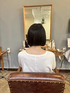 スアバイキキ(SuA by kiki.) ミディアムレイヤー/ハッシュカット/ワインレッド[千葉]