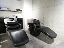 Men's SilQ 大宮/メンズサロン/メンズパーマの雰囲気(静かなシャンプー台でゆっくりおくつろぎください)