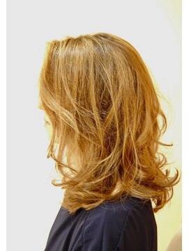 ダマーニ 表参道(DAMANI) ハニーのようなグロスデザインカラー。ソフトカールで弾む髪に。