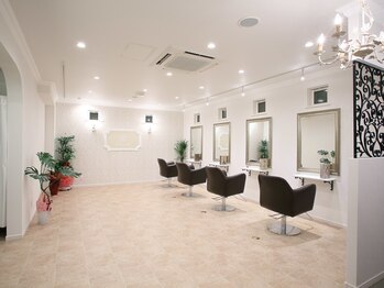 カリス ヘアーデザイン(Charis hair design)の写真/お客様のお時間を大切に…。周りを気にせず、ゆったりとしたサロンタイムを過ごしながら綺麗に◎