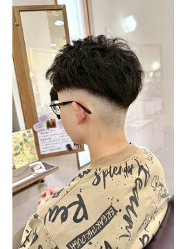 イタクラ 赤道店 (ITAKURA) ニュアンスパーマ／フェード／スキンフェード／毛流れパーマ