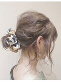 シュシュを使ったカジュアルヘアアレンジ