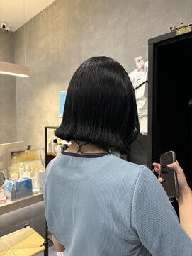 アチーブリス(achieve Liss) ボブブルーブラック外ハネ黒髪小顔レイヤーカット20代30代40代