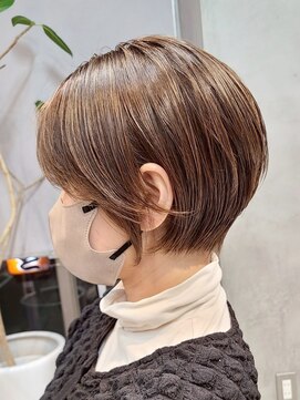 エリマ 横浜西口(elima) ショートカットくびれショート前下がりボブベージュカラー40代