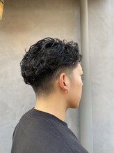 らしさを引き出す、立体的なカール。清潔感とワイルドさを両立したメンズヘア 