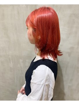 イル(ill) ウルフカット　ビビットピーチレッドカラー