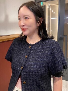 アトリエ(atelier.) センターパート　グレージュ　暗髪　外ハネミディ　艶カラー