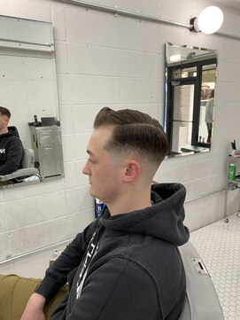 ウェルネス(Wellness) スキンフェード　サイドパート