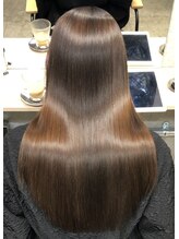 乾かしただけで毎日サラツヤ美髪を目指すならまずはストレートエステをおこない毛髪を綺麗に形成致します。
