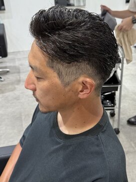 ヒュイル バイ ニアウ(Hwyl by Niau) メンズリバースパーマオールバックパーマ七三分け刈り上げ