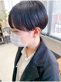 刈り上げマッシュショート、刈り上げ女子、黒髪、ワイドバング