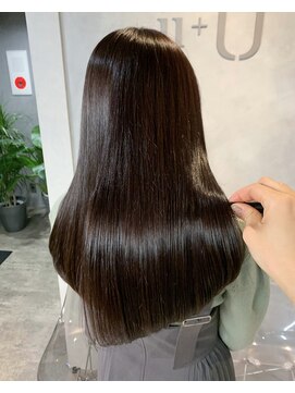 アイユー(ii+U) アッシュブラック　レイヤーロング　髪質改善