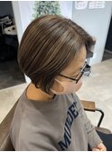 大人女性に人気！白髪ぼかしハイライト×上品ショートボブ