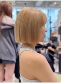 パツっと切りっぱなしハイトーンボブ