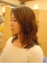 イシイ(ISHII) マイクロパーマで毛先くるん♪華やか大人パーマスタイル