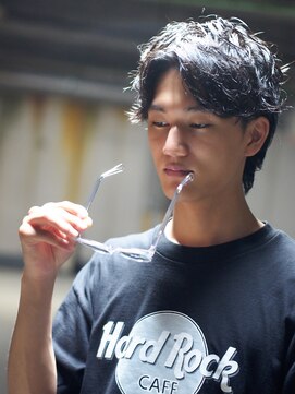サン(3) センターパートウルフ ミディアムパーマ スパイラル 黒髪 3