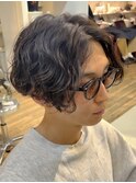 センターパートスパイラルパーマツーブロック刈り上げメンズヘア