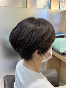 ウイバイファースト(u'i by first) 襟足がすっきりと短くカット 丸みのあるショートボブスタイル