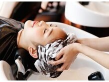 プレミアムな癒し空間が自慢！最高級のフルフラットシャンプー台で極上のひとときをお過ごしください♪