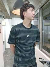 ねじりを効かせた強めの動き。ランダム感が映える立体パーマ。