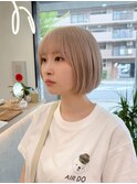 ホワイトベージュ×ミニボブ