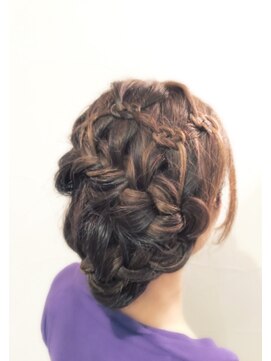 ドルーチェ(Doluce) 水引き三つ編みアレンジ