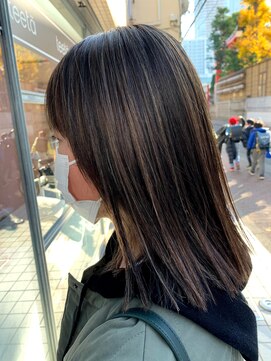 ティータ(teeta) 地毛と白髪を活かしたハイライト