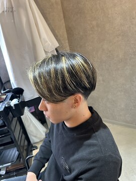 トニコ(toniko) センターパート×ハイライト×テーパーフェード