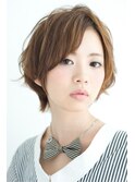 コケティッシュで大人かわいい耳かけボブ風マニッシュショート