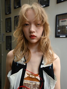 カルテ(QUARTE) セミロングレイヤー　ハイトーンカラー