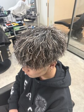 イーラ アメ村店(era) メンズパーマホワイトメッシュ縦落ちツイスパマッシュ