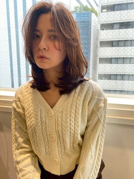 美髪セミディオリーブベージュレイヤーカットヘルシースタイル