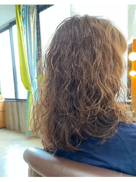 ビハインドザカーテン(BEHIND THE CURTAIN) セミロング×無造作パーマ