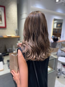 エヌ トーキョー(enu TOKYO) 透明感たっぷりのコーラルペールベージュ ウェーブロング