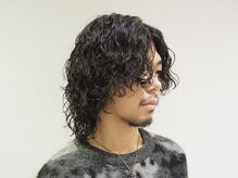 トレンドのミディアムヘアに強めのグランジパーマで渋さも◎