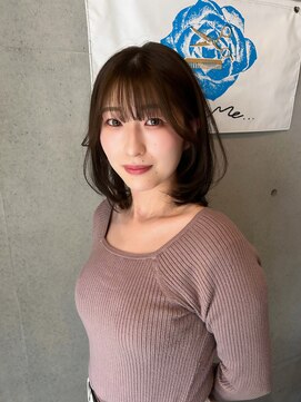 ブルーメ(Blume...) ミディアムレイヤー/内巻きスタイル/透明感カラー/グレージュ