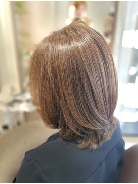 アンベリールフルー(EMBELLIR fleur) グレージュカラーが美しい大人のミディアムレイヤーカット