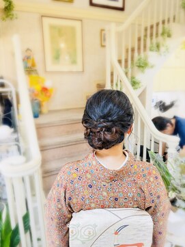美容室 ティンカーベル ゆるふわシニヨンヘア