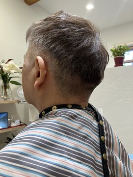ミーティア(Meteor) あえて薄く染める、大人のオシャレ白髪染め刈り上げスタイル