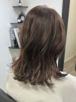 hair salon Zold.&nbsp;外ハネミディ×グレージュ