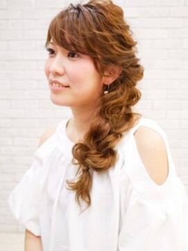 ミーティア バイ クアトロ(Meteor By QUATRO) プリンセス風編み込みアレンジ