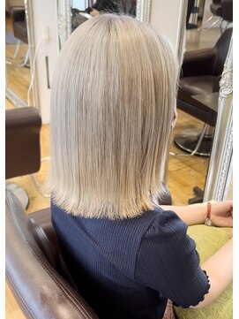 ルッツ(Lutz. hair design) ミルクティーベージュ【千代田彩夏】