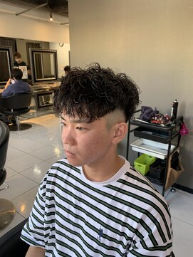 アイズ 海老名(AIZU) スペインカールフェードカットツイストスパイラルパーマショート